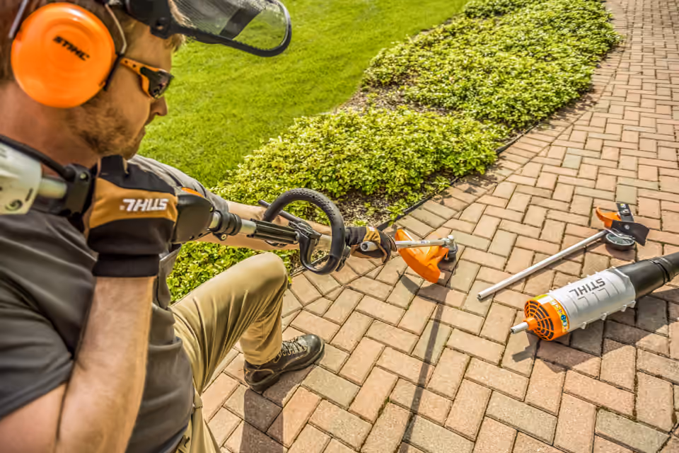 Changing interchangeable attachments on a STIHL KombiSystem